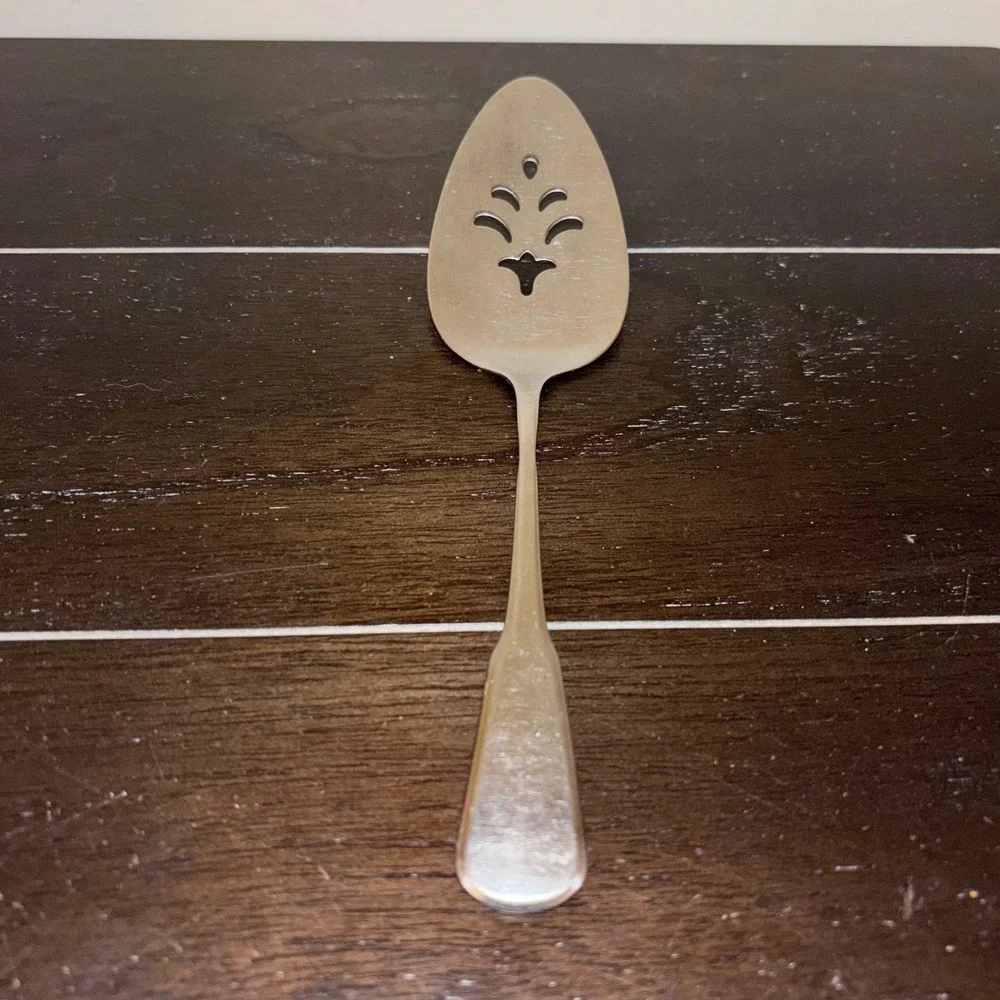 Oneida Deluxe Independence | 1 Pierced Pie Server | 8.5